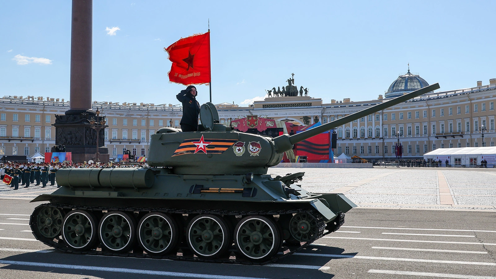На Дворцовой площади установят одну трибуну примерно на 300 человек — на ней разместят преимущественно ветеранов СВО; участие ветеранов Великой Отечественной войны и прохождения восстановленного танка Т‑34 не планируется.