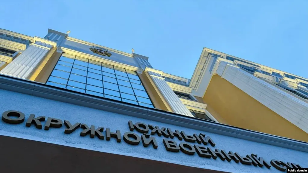 Южный окружной военный суд приговорил трёх молодых людей к срокам от восьми до десяти лет лишения свободы по делу о подготовке поджога военкоматов в Ростове-на-Дону. Дело рассмотрено как покушение на теракт на фоне ужесточения законодательства о диверсионной деятельности и нападениях на объекты государства после начала войны в Украине.