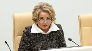 Спикер Совета Федерации Валентина Матвиенко на муниципальном форуме призвала россиян переезжать из мегаполисов в просторные дома по всей стране, заводить большие семьи и высаживать цветы во дворах, назвав обезлюдение территорий стратегической угрозой на фоне углубляющегося демографического кризиса.