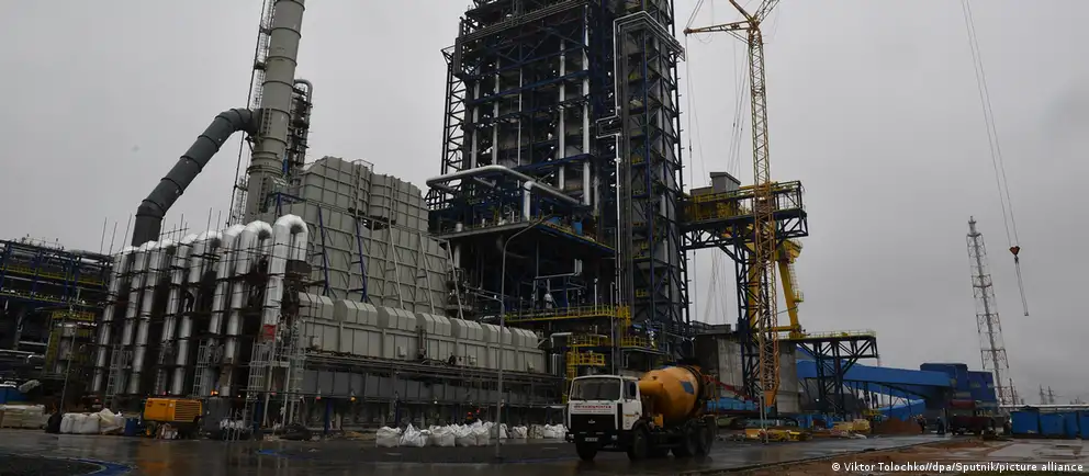 Белорусская нефтяная отрасль оказалась между выгодой от роста мировых цен и потерями из‑за нарушений логистики: закрытие Ормузского пролива, удары по российским портам и перебои в транзите по «Дружбе» сокращают возможные доходы.