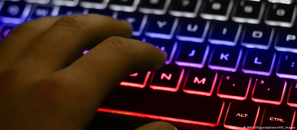 Минцифры разрабатывает инициативу о плате за зарубежный трафик — прежде всего в мобильных сетях — одновременно с мерами по ограничению работы VPN, которые используются для доступа к заблокированным ресурсам.