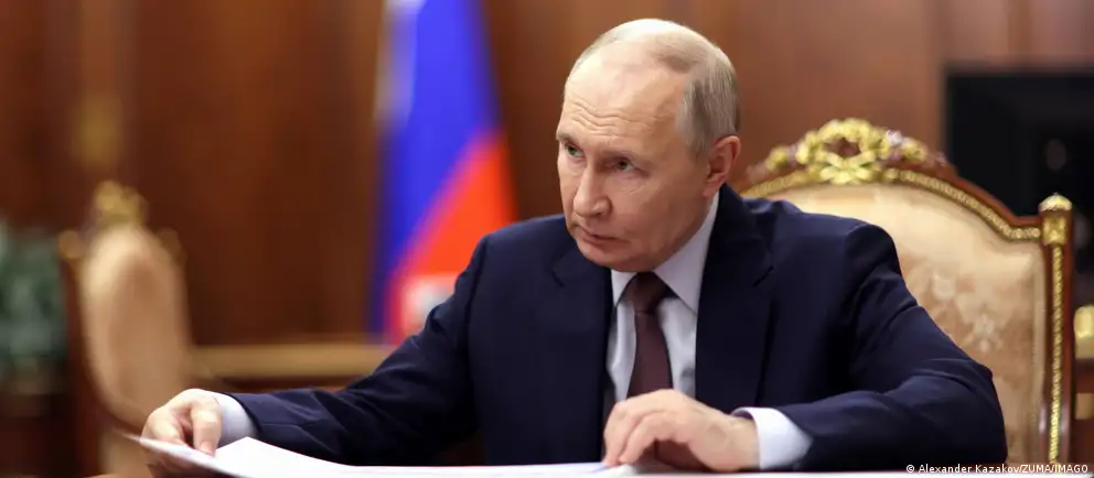 Новый закон, подписанный Владимиром Путиным, снимает контроль государства с сделок, совершенных чиновниками и их семьями до поступления на госслужбу и до регистрации брака, а также меняет порядок декларирования доходов.