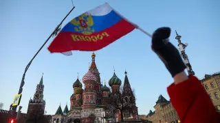 Просроченные долги российских компаний перед поставщиками и контрагентами достигли рекордных 8,2 трлн рублей — почти 4% ВВП. Экономисты связывают всплеск неплатежей с ростом налоговой нагрузки, сокращением расходов бюджета и снижением спроса.