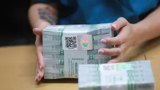 За неделю объём наличных в обращении вырос почти до 20 трлн рублей: граждане снимают деньги из‑за отключений мобильного интернета, ужесточения блокировок карт и планов усилить мониторинг переводов на банковские счета.