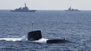 Правительство Японии кардинально пересмотрело послевоенную политику и разрешило экспорт летального вооружения, включая ракеты, корабли, подлодки и самолеты. Поставки в зоны боевых действий формально ограничены, но в исключительных случаях они могут быть одобрены и для Украины.