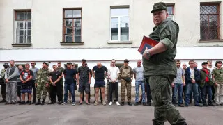 Минобороны подготовило поправки, позволяющие проверять военнослужащих на употребление алкоголя прямо в части с помощью экспресс‑тестов, без обязательной доставки в медучреждение. Инициативу объясняют трудностями освидетельствования в условиях боевых действий и сообщениями о наборе на контракт людей с алкогольной зависимостью.