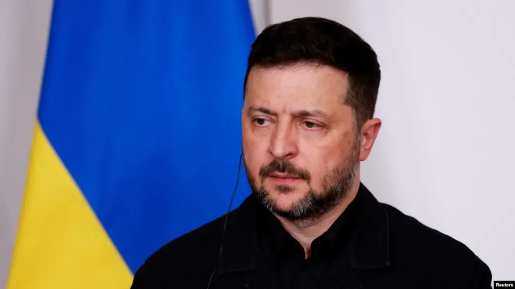 Президент Украины заявил, что кратковременное перемирие в период празднования Дня Победы может использоваться Россией для обеспечения парада, при этом он поддерживает инициативы, которые защищают гражданских и способствуют обмену пленными.