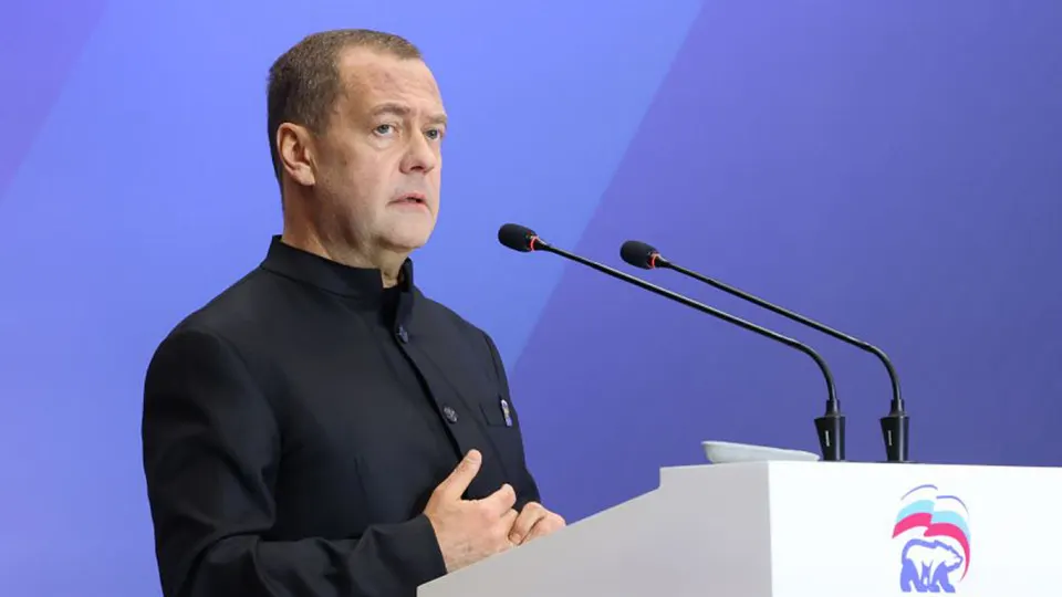 Заместитель председателя Совета безопасности Дмитрий Медведев предупредил о реальной возможности ядерного апокалипсиса и призвал быть готовыми. Заявления последовали на фоне истечения СНВ‑III и растущей напряжённости в мире.