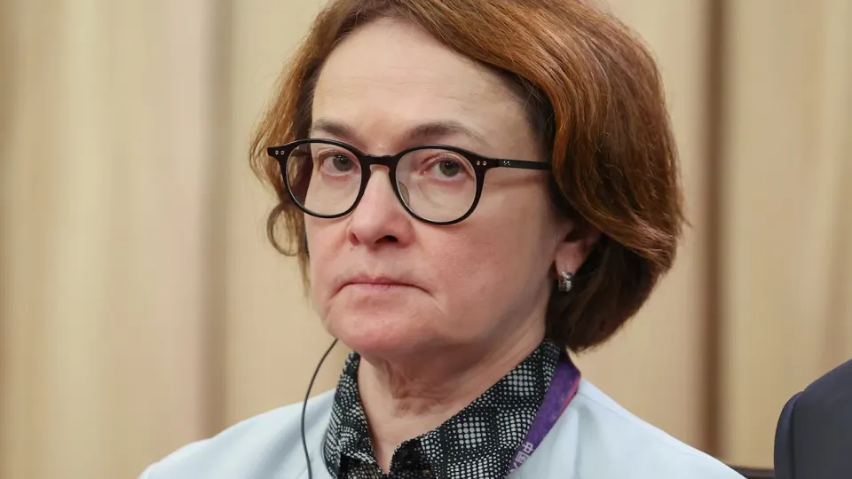 Российская экономика в первом квартале 2026 года перешла к снижению: ВВП просел, промышленность балансирует на грани рецессии, а ЦБ объясняет спад сочетанием налоговых изменений, сокращения рабочих дней и неблагоприятных погодных условий на фоне массовой экономии населения.