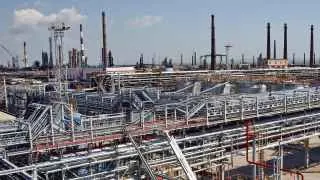 Из-за атак дронов приостановлена переработка нефти на Новокуйбышевском и Туапсинском НПЗ, а также нарушена работа других крупных российских заводов.