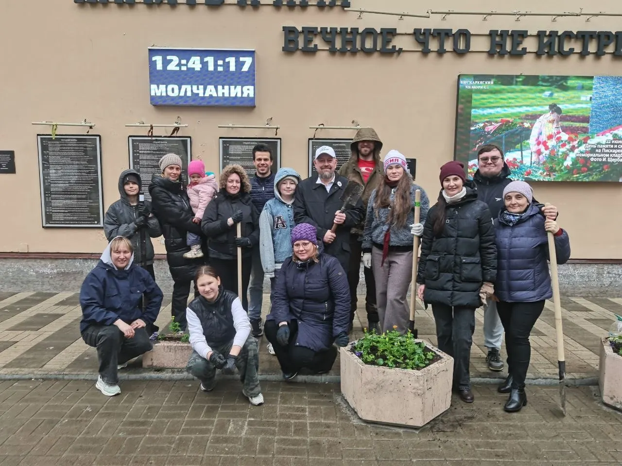 Во всех районах Санкт‑Петербурга прошёл традиционный весенний субботник: горожане высаживали цветы и кустарники, убирали дворы и скверы, обновляли мемориальные пространства.