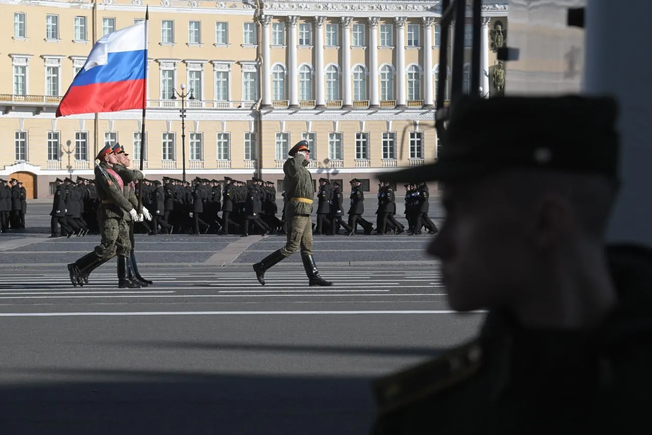 После совещания при губернаторе Александре Беглове власти изменили планы по размещению зрителей на 9 Мая: количество приглашений на Дворцовую площадь существенно уменьшили. Вопрос очного проведения «Бессмертного полка» решат в ближайшие дни.
