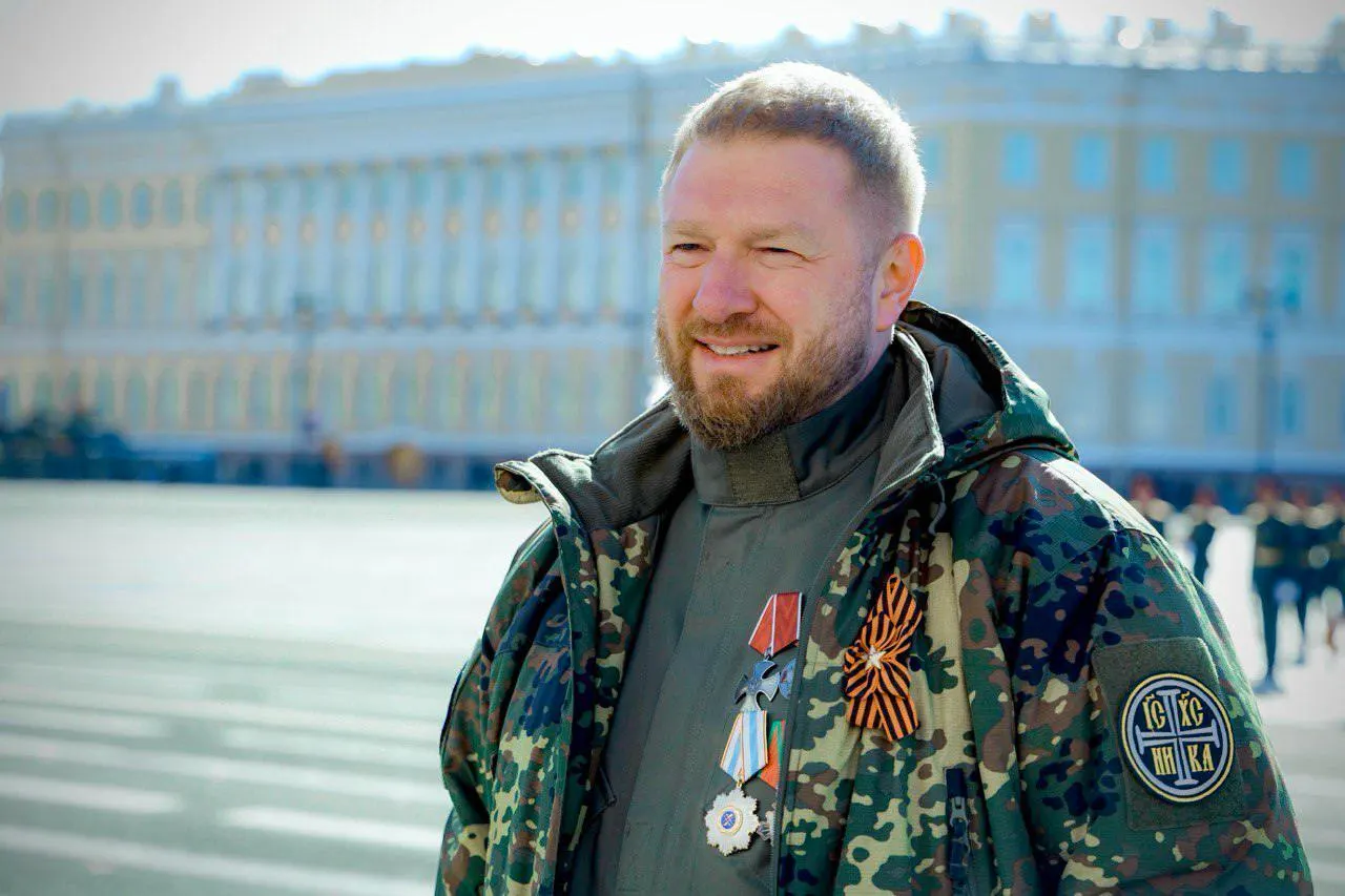 Депутат от «Единой России» ушёл с места в Заксобрании за несколько месяцев до окончания созыва и отправился на фронт. По данным защитников, прокуратура утвердила обвинительное заключение по делу о хищении средств телеканала, которым он руководил.