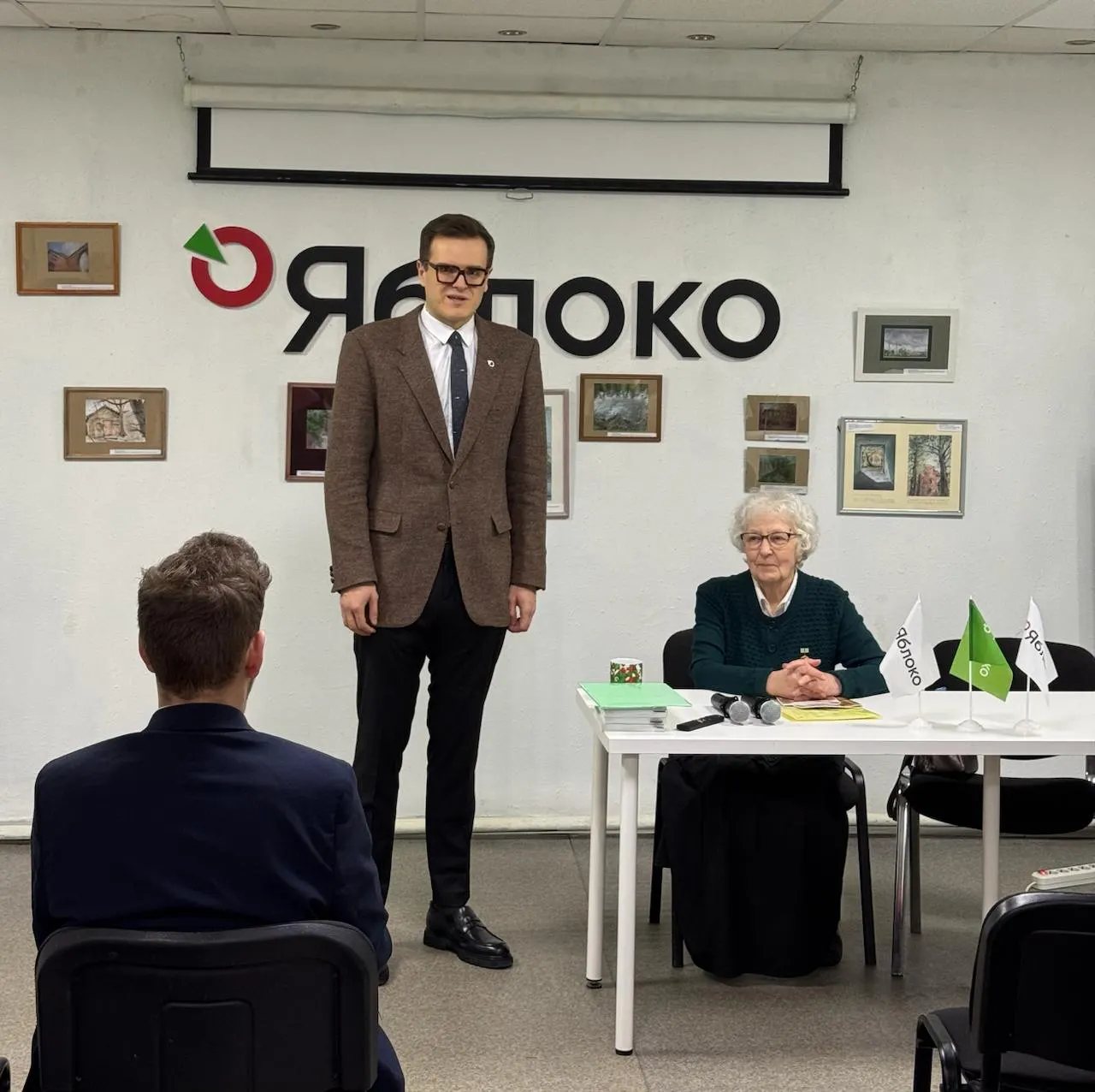Александр Шишлов заявил, что его место в Заксобрании Петербурга займет 34‑летний Дмитрий Анисимов. Он известен деятельностью в сфере градозащиты и инициативами по созданию городских парков.