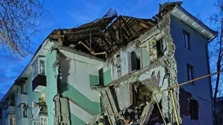 В Сызрани при массированном налёте украинских беспилотников один из дронов повредил жилую многоэтажку, часть подъезда обрушилась, из-под завалов спасены дети и взрослые; атаки также затронули другие регионы и временно нарушили работу аэропортов.