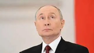 Выступая на форуме «Малая родина — сила России», Владимир Путин заявил, что вся страна должна работать на фронт по примеру тыла во время Великой Отечественной войны, пообещал продолжить создание «зоны безопасности» на границе с Украиной и добиться всех целей СВО, а также готовит общество к новой волне мобилизации.