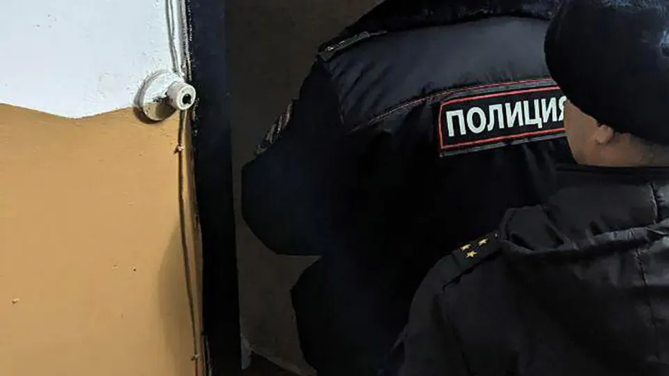 На двери квартир троих сотрудников Роскомнадзора оставили молотки с веществом, похожим на кровь; подозреваемые задержаны, возбуждено уголовное дело. Случай происходит на фоне масштабной блокировки Telegram и роста скачиваний VPN в России.