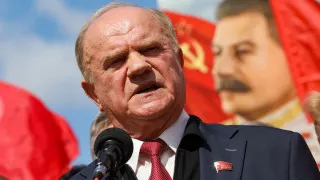 Лидер КПРФ Геннадий Зюганов в Госдуме заявил, что провал экономики может привести к потрясениям, сравнимым с событиями 1917 года, и подчеркнул, что блогер из Монако озвучила те же острые проблемы, на которые коммунисты давно указывали власти.