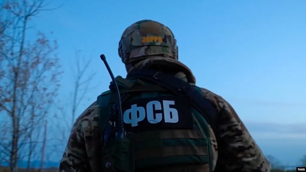 Военный суд признал бывшего сотрудника Минобороны виновным в государственной измене и подготовке теракта. Ему назначили 22 года лишения свободы и штраф в миллион рублей.