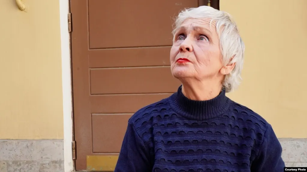85‑летняя Людмила Васильева пришла с цветами и плакатом к мемориалу и была задержана полицией; позже отпущена без протокола.