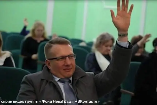 27 мая в Петербурге ФСБ задержала депутата Свердловского городского поселения Ленинградской области Дмитрия Бойченко во время передачи 50 млн руб. Следственный комитет возбудил дело о посредничестве при даче взятки, депутата поместили в изолятор на двое суток.