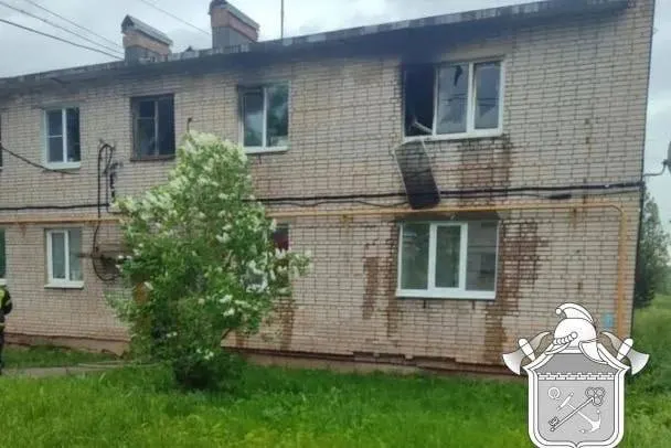 Рано утром в деревне Бор загорелась двухкомнатная квартира — пожар ликвидировали за час, обошлось без пострадавших.