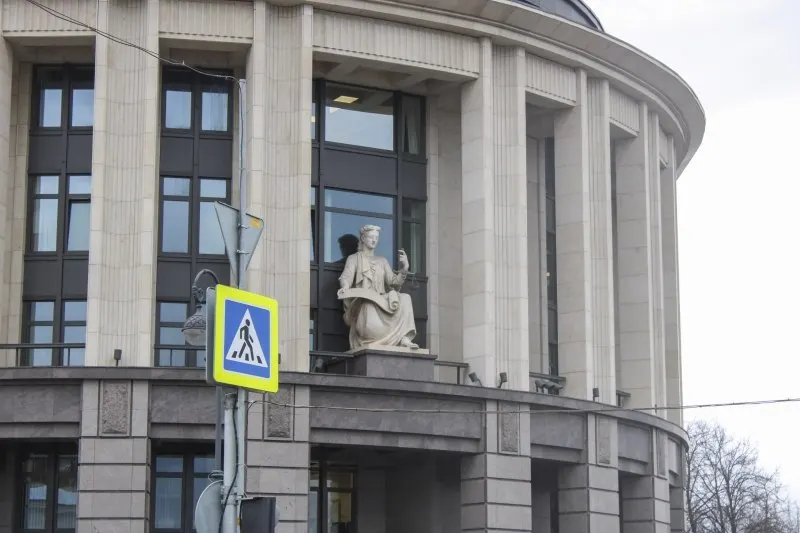 Суд в Санкт‑Петербурге лишил матери родительских прав: она вывезла своих дочерей с намерением передать их в сектантскую общину, но оперативники нашли детей до их отправки в Ульяновскую область.