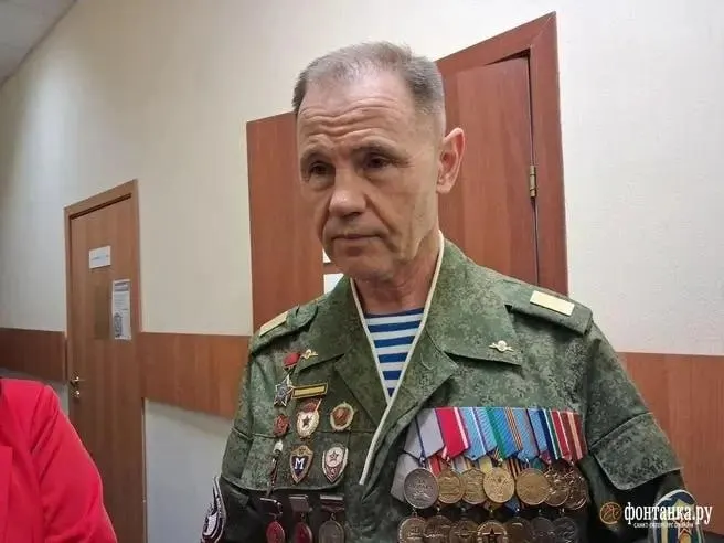 Он назвал сравнение детской экскурсии с митингом немыслимым, заявил, что флаг разворачивали только для фотографий, и отметил, что полиция действовала без предварительных предупреждений.