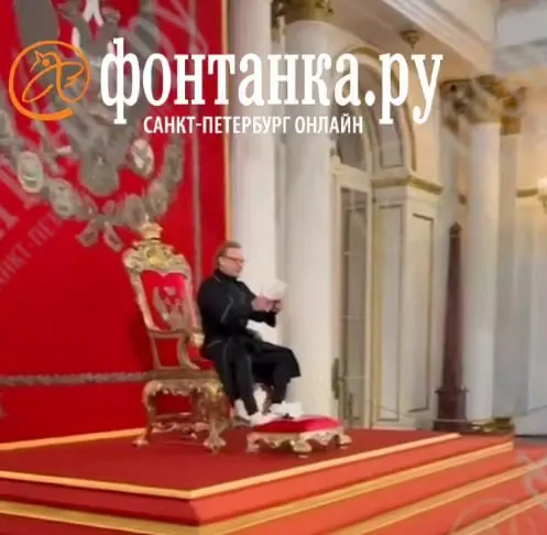 В Эрмитаже мужчина, взобравшийся на трон, направлен в специализированное медучреждение для обследования, заявил директор музея, назвав акцию «оскорблением трона».