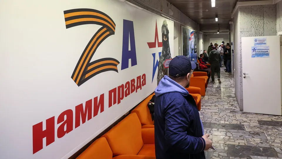 Губернаторский указ ограничил компенсации за жильё и коммунальные услуги только самими участниками СВО; снижение возрастного порога приоритетной выдачи вещей для младенцев и увеличение единовременной выплаты за контракт сопровождаются бюджетными дефицитами. Аналогичные меры вводят и в других регионах.