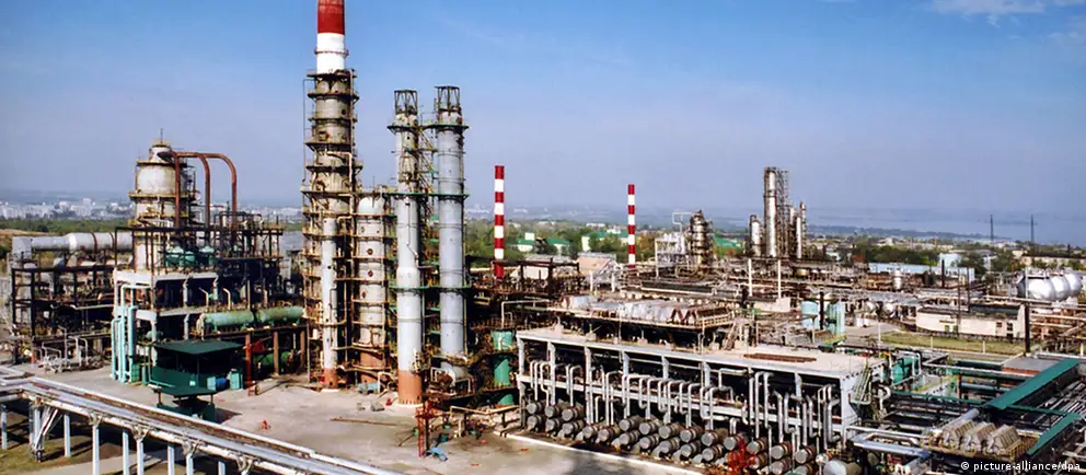 Ночной удар беспилотников по Сызрани привёл к сильному пожару на нефтеперерабатывающем заводе, двое человек погибли, есть раненые. Из‑за серии атак в центральной России часть крупных НПЗ остановила или снизила переработку нефти.