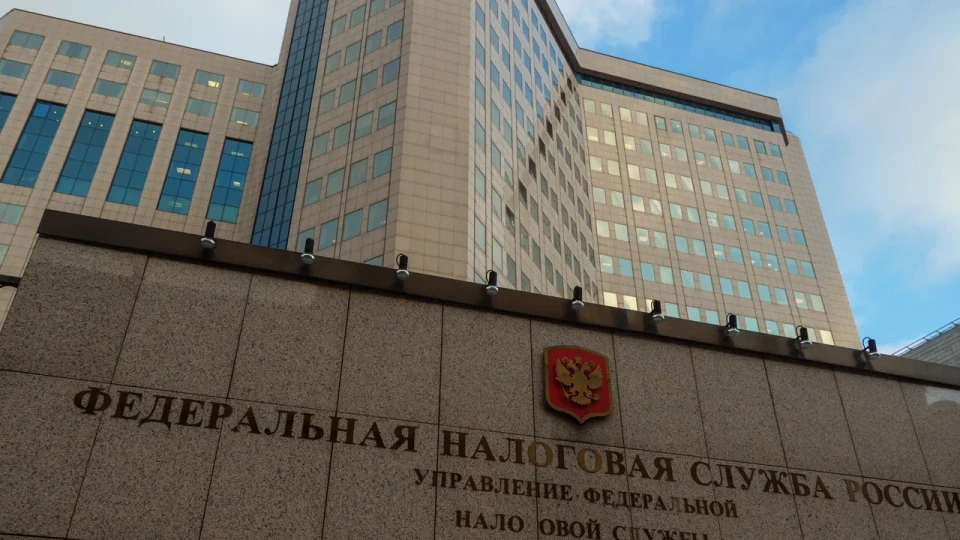 Налоговики активнее проверяют закрытие и повторную регистрацию индивидуальных предпринимателей, связывая такие операции с попытками уклониться от НДС. Владельцам бизнеса могут доначислить налог, начислить пени и штрафы на фоне роста дефицита федерального бюджета.