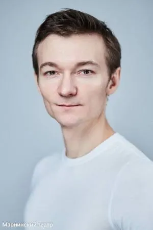 Танцовщик и хореограф Александр Сергеев получил звание премьера в балетной труппе Мариинского театра. В его репертуаре — постановки балетов и хореография для опер.