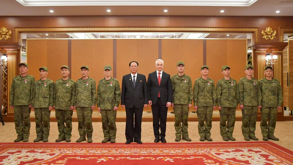 На снимках из недавно открытого военного музея в Пхеньяне видно, как российский лидер вручает награды северокорейским военным, участвовавшим в операции в Курской области. Церемония, предположительно прошедшая 3 декабря 2025 года в Москве, не анонсировалась официально.