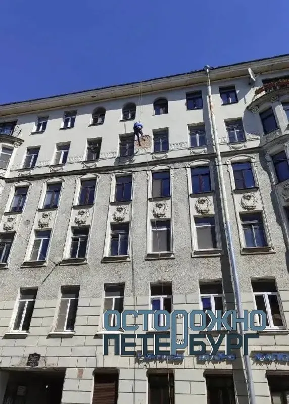 На Петроградской стороне фрагмент облицовки с пятого этажа обрушился на тротуар; власти оградили место происшествия, прокуратура и Следком начали проверки.