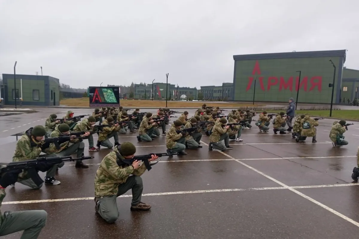 За последние пять лет на создание и содержание центров обязательных военных сборов для школьников направлено как минимум 50 млрд рублей; в планах — открытие новых объектов по всей стране.