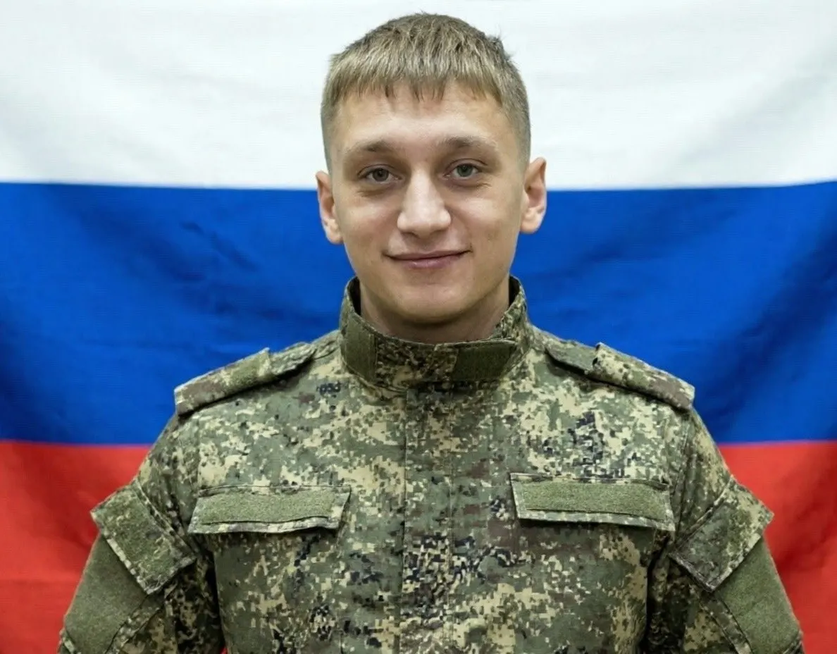 23‑летний студент из Бурятии подписал контракт в январе, прошёл обучение оператором БПЛА и погиб в апреле — это первый подтверждённый случай среди учащихся, набранных в новый род войск.