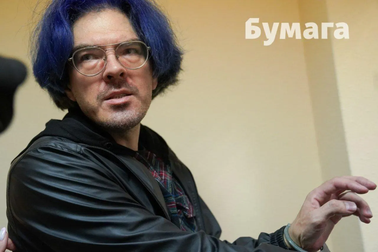 Суд постановил провести портретную экспертизу и габитоскопию: специалисты оценят, как выглядела потерпевшая на фото и видео и осознавал ли обвиняемый её возраст. Ранее биологическая экспертиза указала возраст 15–17 лет.