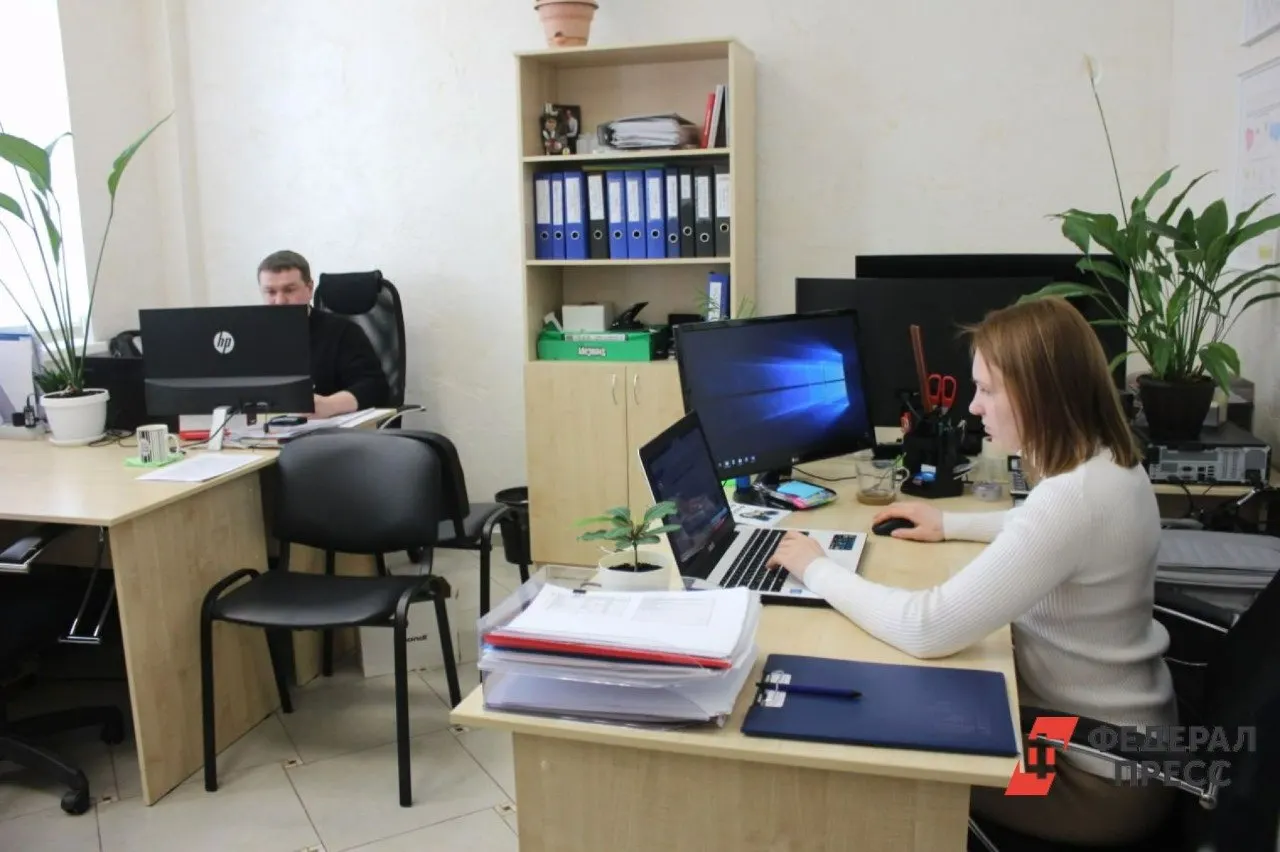 Медианная предлагаемая зарплата для соискателей без опыта в Петербурге увеличилась с 28 до 51 тыс. рублей; работодатели подняли и нижние, и верхние границы предложений.