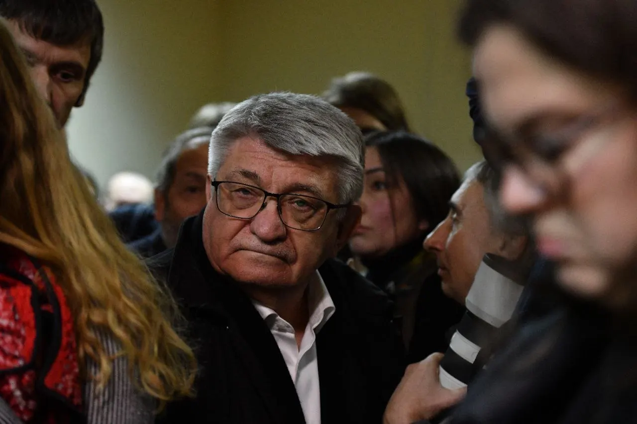 Организаторы биеннале объявили о «недоступности» Александра Сокурова, но сам режиссёр называет причину организационной и связывает отказ с затруднительным перелётом и состоянием здоровья. Вокруг участия российского павильона продолжаются протесты и споры в культурной среде.