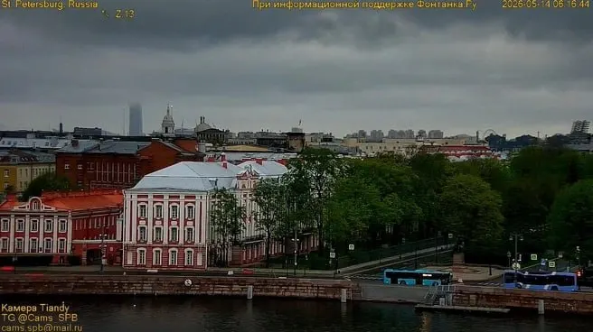 Утром влажно и неожиданно тепло: воздух прогреется до +14…+16, осадков немного. Аналогичная погода сохранится в ближайшие два дня — пригодятся зонты.