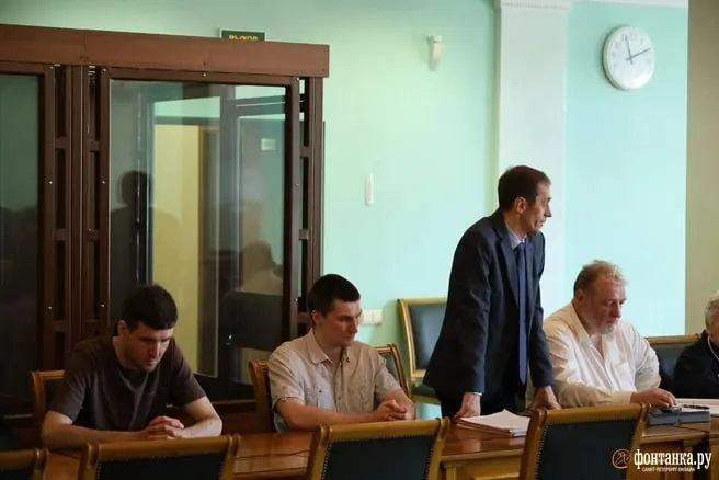 Суд назначил историко‑культурологическую экспертизу, которая должна выяснить, считается ли трамвай символом воинской славы. Трое мужчин обвиняются в оскорблении памяти защитников и реабилитации нацизма, ущерб оценён почти в 200 тысяч рублей.