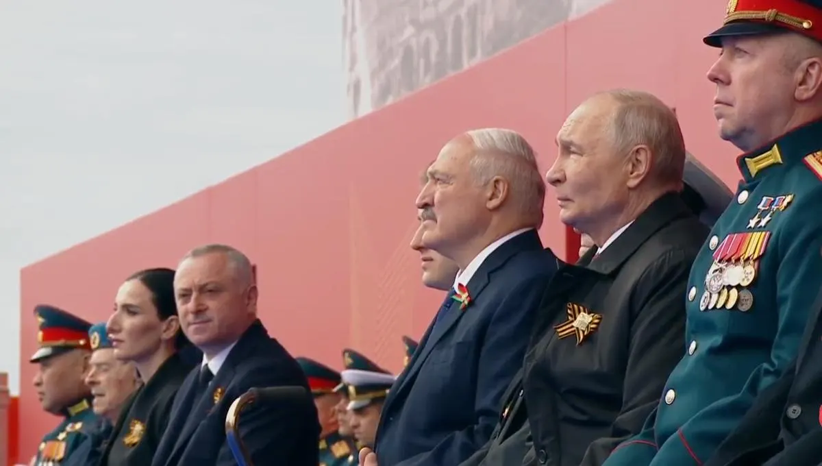 Во время парада президент назвал День Победы «священным праздником», отдал дань подвигу советского народа и связал память поколений с работой и задачами современных военнослужащих; на трибуне впервые рядом с ветераном сел участник СВО.