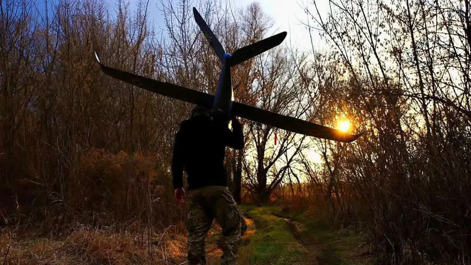 Рост производства и совершенствование беспилотников позволили Украине активизировать удары по российским системам ПВО и важным объектам инфраструктуры — от полевых складов до НПЗ, что создает серьёзные проблемы для снабжения войск и защиты тыла.