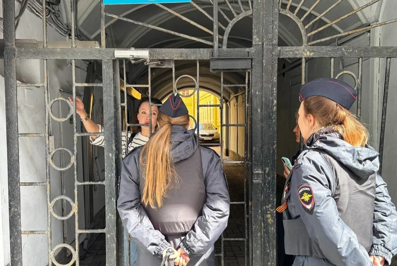 На Невском проспекте петербуржцев не выпускали из дворов до окончания шествия «Бессмертного полка» — выходы обещали открыть только после завершения мероприятия.