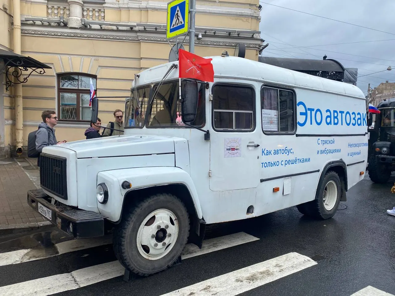 На фестивале «ТранспортФест» в Петербурге продемонстрировали автозак КАвЗ-3976-АЗ «Арба». Посетители выстраивались в очередь, чтобы заглянуть внутрь.