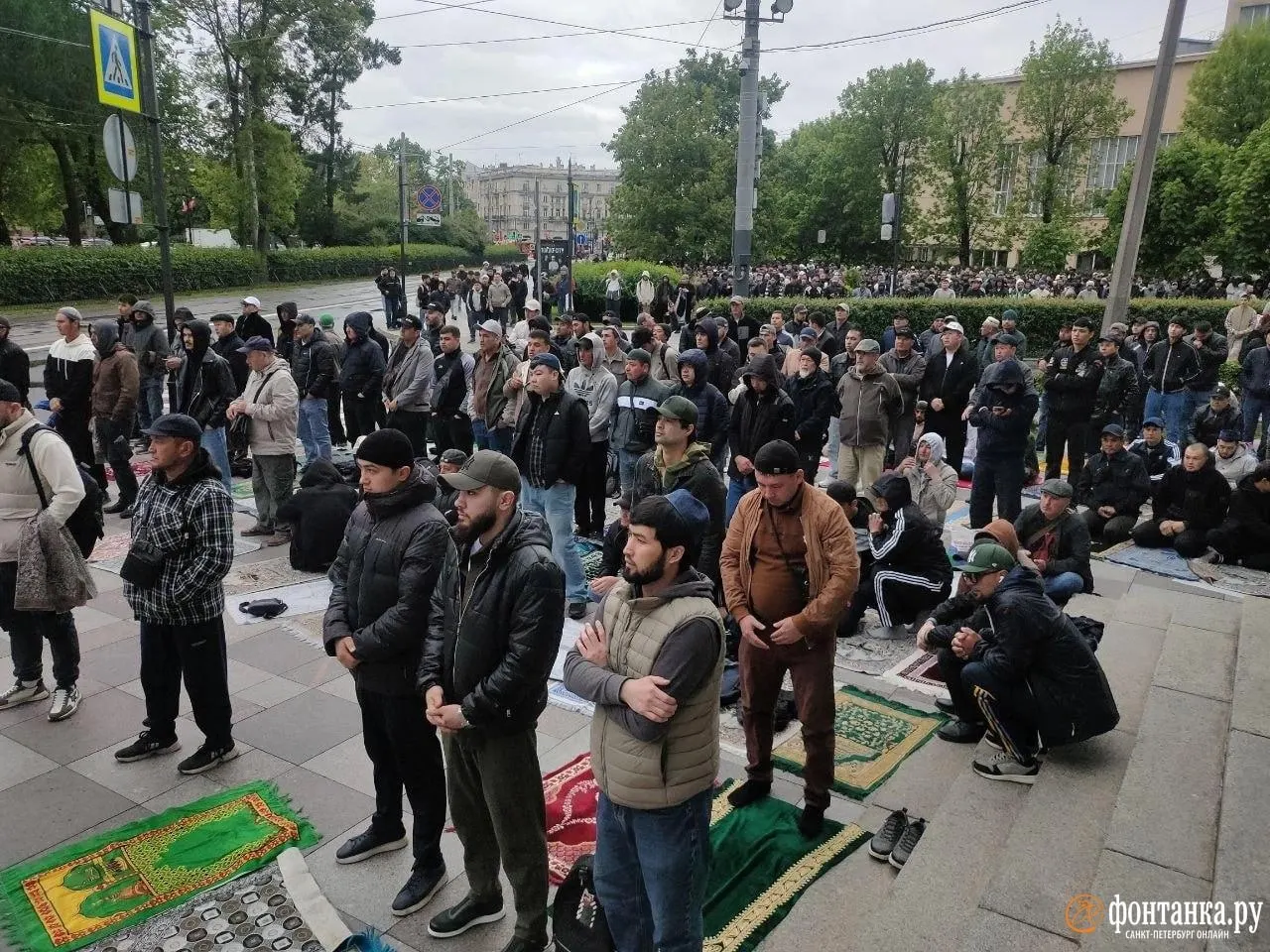 Сотни верующих собрались у Соборной мечети на Кронверкском проспекте. Несмотря на ограничения движения в центре Санкт‑Петербурга, крупных заторов утром не зафиксировано — небольшой затор наблюдается только на Московском проспекте.