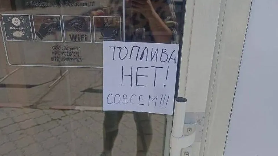 С 31 мая в аннексированном Крыму вводятся талоны на АИ‑95 и ограничение продажи АИ‑92 до 20 литров на одно транспортное средство. Решение связано с перебоями в работе нефтепереработки и нарушениями логистики.