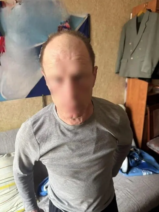 49‑летний мужчина украл не менее 50 тысяч рублей. У него 17 судимостей; возбуждено уголовное дело, часть средств изъята, подозреваемый отпущен под подписку о невыезде.