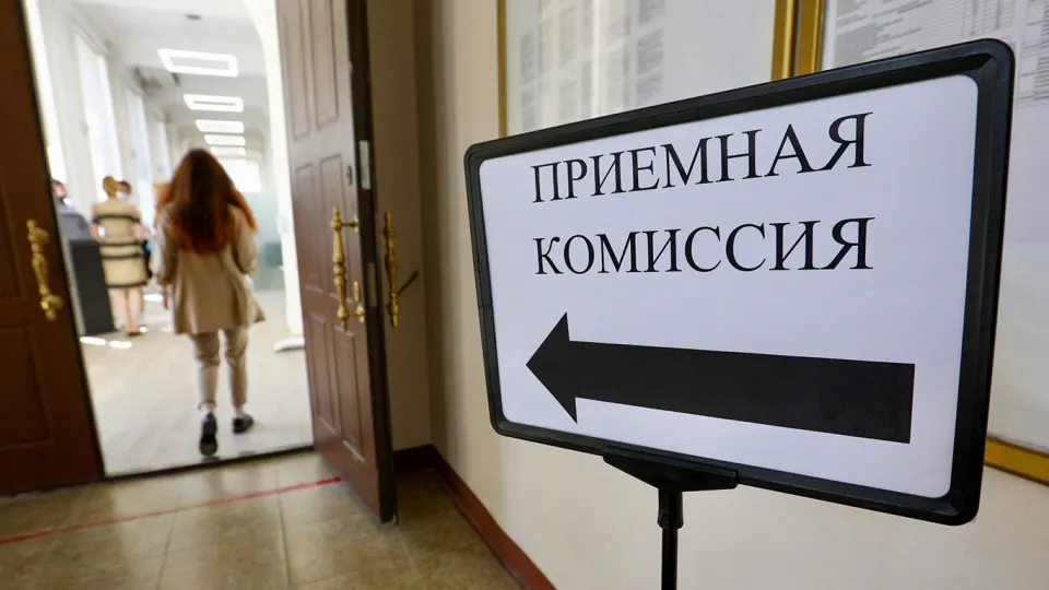 Парламентарии подготовили поправки к закону об образовании: в ряде направлений магистратуры планируют допускать только выпускников соответствующих бакалаврских программ. Эксперты отмечают необходимость сохранить гибкость для гуманитарных и междисциплинарных направлений, но считают ужесточение оправданным для технических и медицинских специальностей.